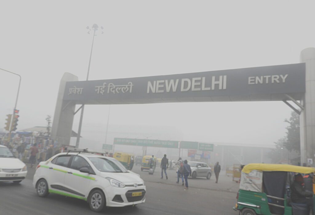 Low_visibility_due_to_Smog_at_New_Delhi_Railway_station_31st_Dec_2017_after_9AM_DSCN8829_1