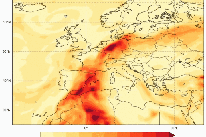 Saharan Dust continuing to mover across Europe ahead of an Atlantic front & changes in wind direction later in the week in the #CopernicusAtmosphere aerosol optical depth forecast initialized on 8 April at 00 UTC