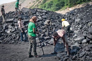 Workers inside the Khadia coal mine in Singrauli.(Source: flickr)