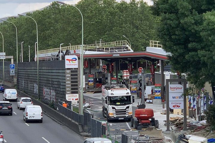 Station TotalEnergies Les Tulipes, Paris.. Photo Credit: Chabe01 (CC BY-SA 4.0 DEED)