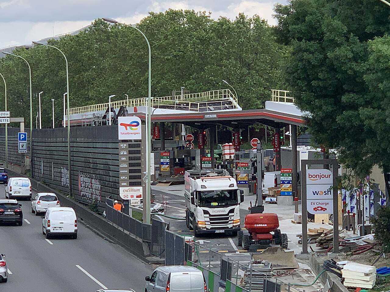 Station TotalEnergies Les Tulipes, Paris.. Photo Credit: Chabe01 (CC BY-SA 4.0 DEED)