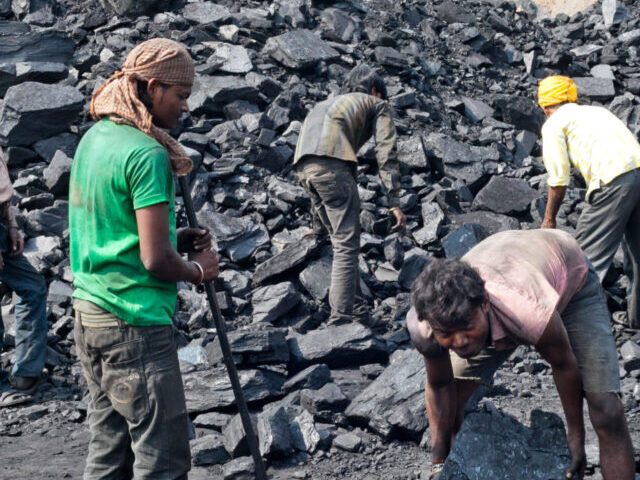 Workers inside the Khadia coal mine in Singrauli.(Source: flickr)