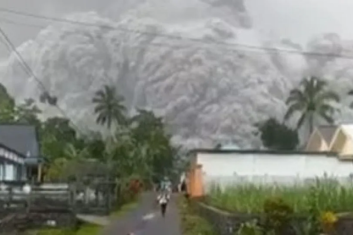 Dramatic Visuals Of Mt. Semeru Volcanic Eruption