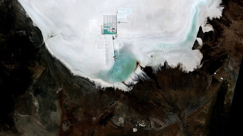 Lithium mine at Bolivia´s Uyuni Salt Flat, Photo Source- Oton Barros (DSR/OBT/INPE), Coordenação-Geral de Observação da Terra/INPE, http://www.dsr.inpe.br (CC BY-SA 2.0)