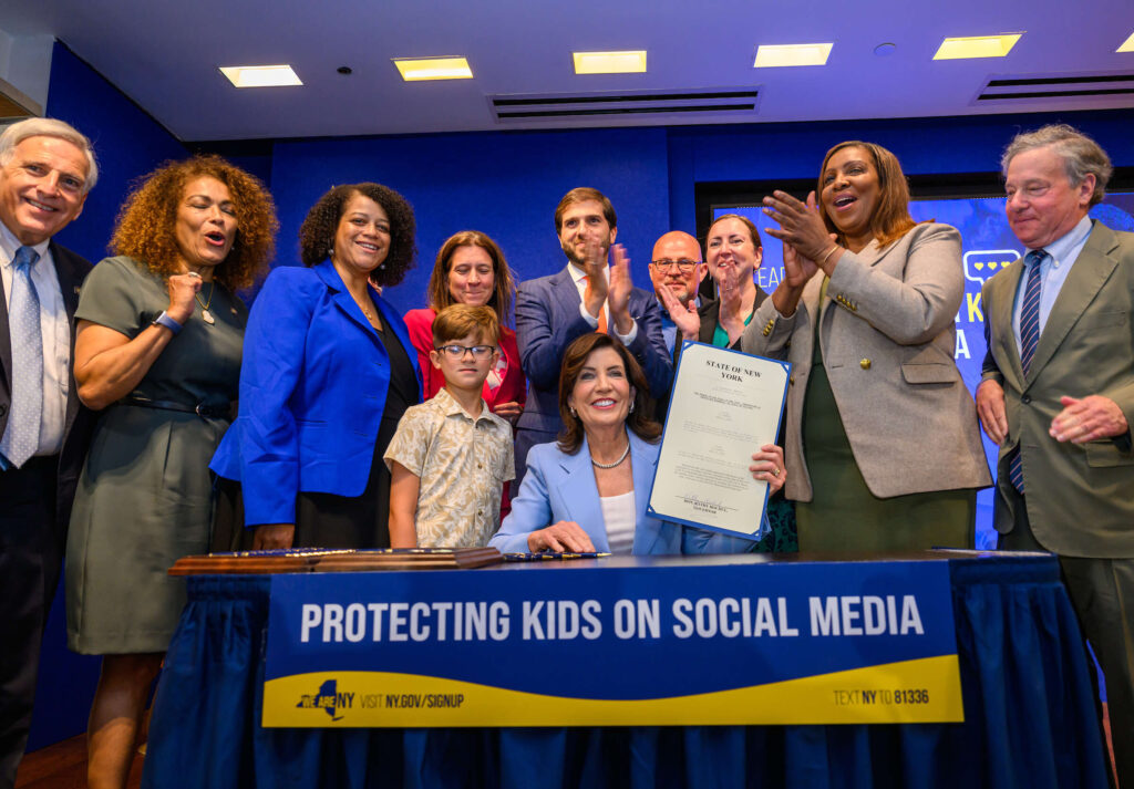 The Governor of the state of New York, Kathy Hochul, signed a bill to restrict the algorithm of networks for minors.