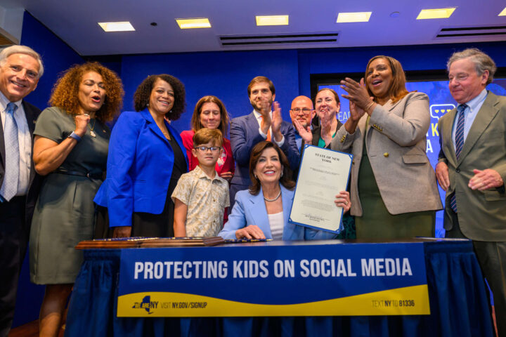 The Governor of the state of New York, Kathy Hochul, signed a bill to restrict the algorithm of networks for minors.