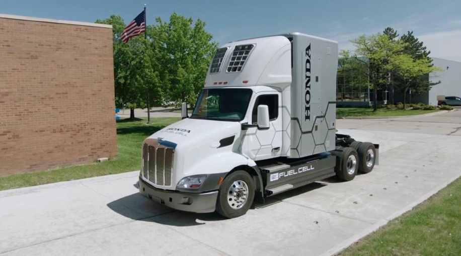 The Honda Class 8 Hydrogen Fuel Cell Truck Concept showcases the start of a new demonstration project aimed at future production of fuel cell powered products for the North American market. Photo Credit: Honda