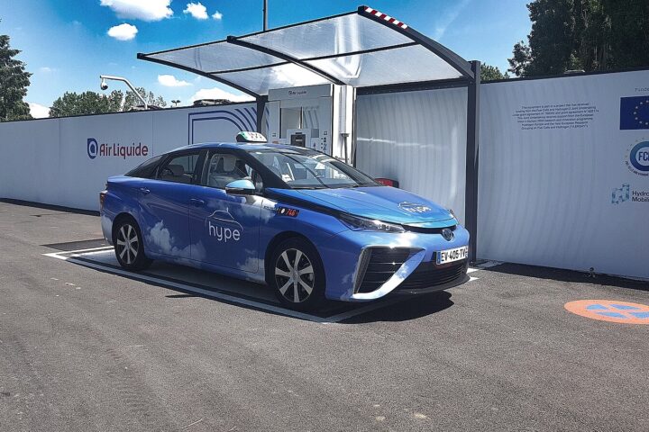 Hydrogen-powered Toyota Mirai owned by hype, the world's first fleet of hydrogen taxis.( Photo Credit: NBKF, CC BY-SA 4.0 DEED )
