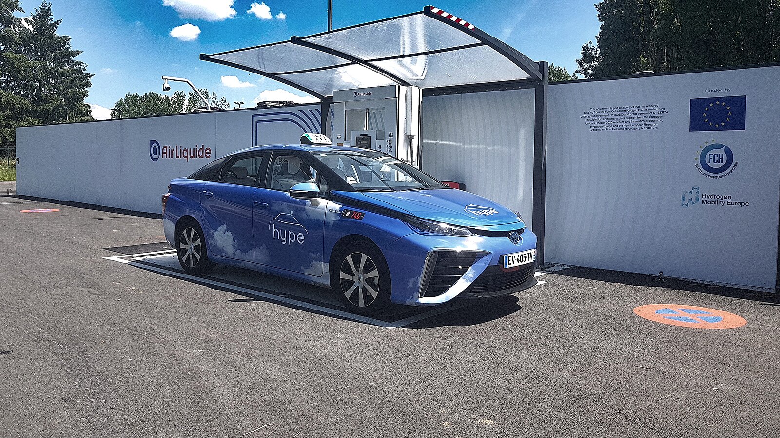 Hydrogen-powered Toyota Mirai owned by hype, the world's first fleet of hydrogen taxis.( Photo Credit: NBKF, CC BY-SA 4.0 DEED )