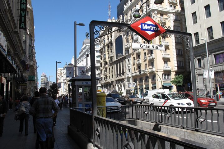 Entrance of Gran Vía metro station in Madrid. Photo Credits: ccchan19 (CC BY 2.0)