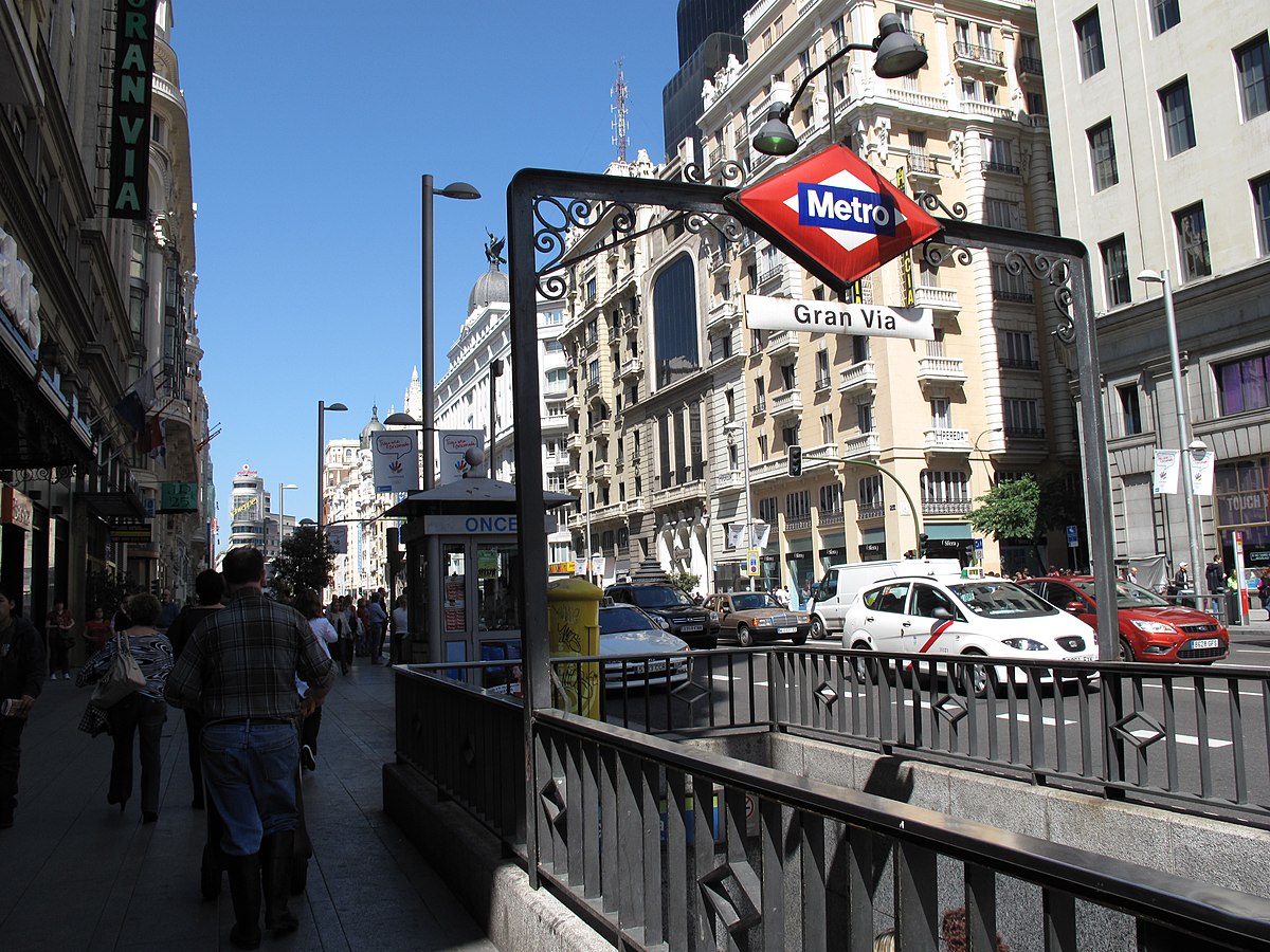 Entrance of Gran Vía metro station in Madrid. Photo Credits: ccchan19 (CC BY 2.0)