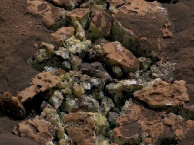 cropped-Elemental-Surprise-on-Mars-NASAs-Curiosity-Rover-Discovers-Pure-Sulfur-Crystals-Challenging-Previous-Geological-Theories-7.jpg