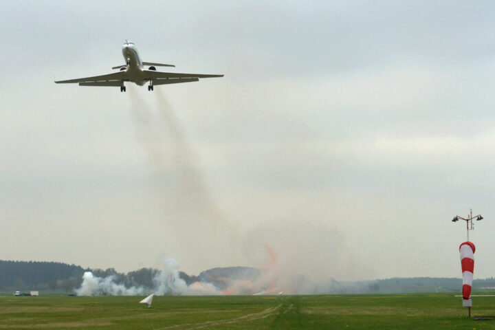 HALO fly-over: At 22 metres high, HALO flies over the experiment. In the smoke, the two wake vortices are visible. Photo Credits: Deutsches Zentrum für Luft und Raumfahrt (CC BY 3.0)