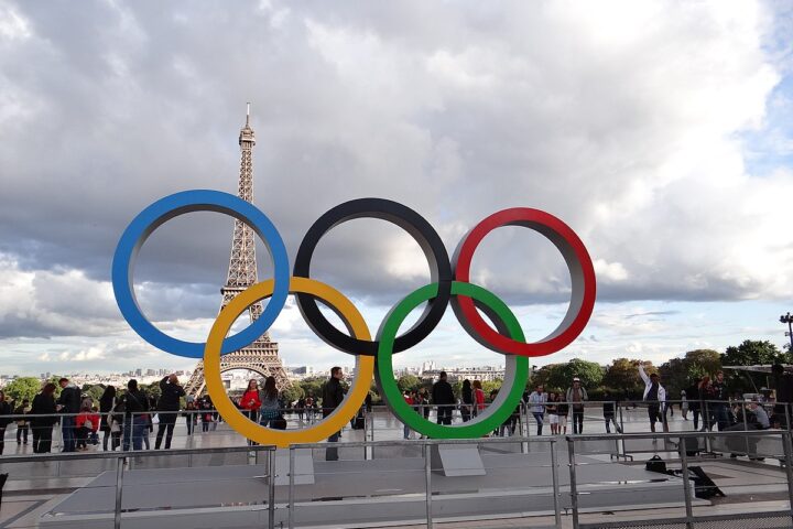 Olympic rings in the Place du Trocadéro in Paris. Photo Source: Anna jea (Attribution-ShareAlike 4.0 International CC BY-SA 4.0 Deed)