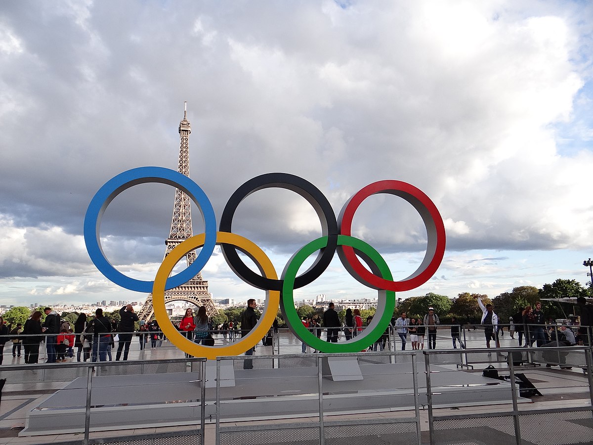 Olympic rings in the Place du Trocadéro in Paris. Photo Source: Anna jea (Attribution-ShareAlike 4.0 International CC BY-SA 4.0 Deed)