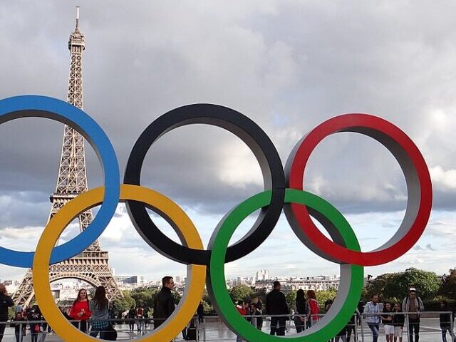 Olympic rings in the Place du Trocadéro in Paris. Photo Credits : Anna jea (Attribution-ShareAlike 4.0 International CC BY-SA 4.0 Deed)