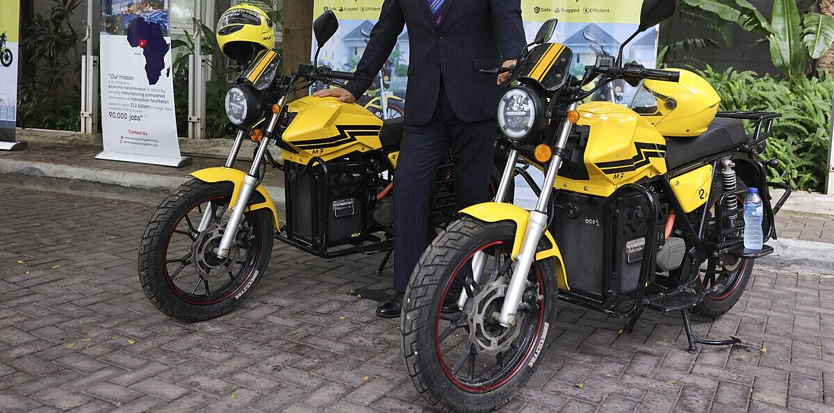 Foreign Secretary James Cleverly looks at a Max NG Electric Vehicles in Lagos, Nigeria.