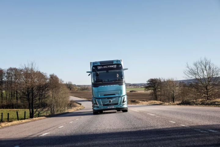 Volvo introduce a 600 km range electric truck.