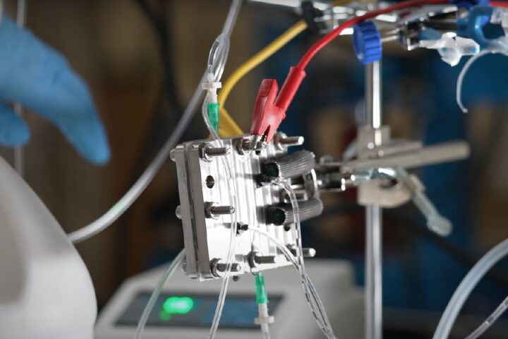 The reactor is made up of a cathode set up to perform oxygen reduction, an oxygen evolution reaction-performing anode and a compact yet porous solid-electrolyte layer that allows efficient ion conduction. (Photo by Jeff Fitlow/Rice University)