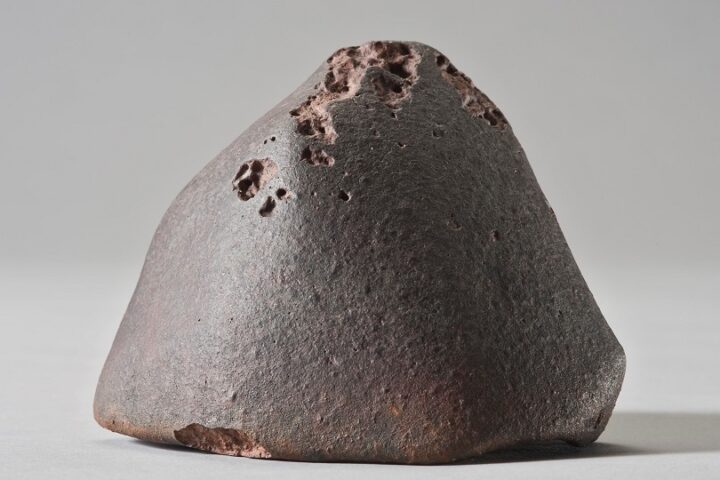 El Médano 128 meteorite, an ordinary chondrite (group L), found in the Atacama desert in 2011 by a team of researchers from the Centre de recherche et d'enseignement des géosciences de l'environnement (CEREGE - Aix-Marseille Université/CNRS/INRAE/IRD). © Jérôme Gattacceca, CNRS, CEREGE