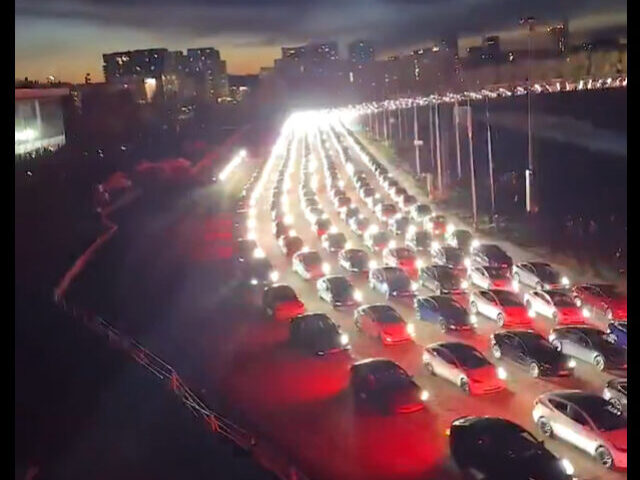 902 Teslas Synchronize Lights to Music at Finland Racing Circuit (7)