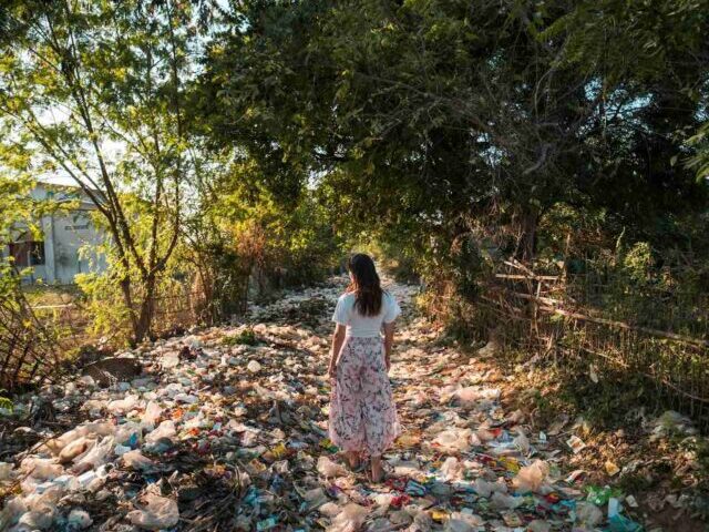 Bali's Beaches Overwhelmed by Plastic Waste Amid Monsoon Season (8)