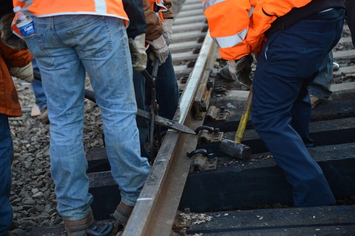 Metro-North Railroad crews at work , Photo Source; MTA newyork (CC BY 2.0)