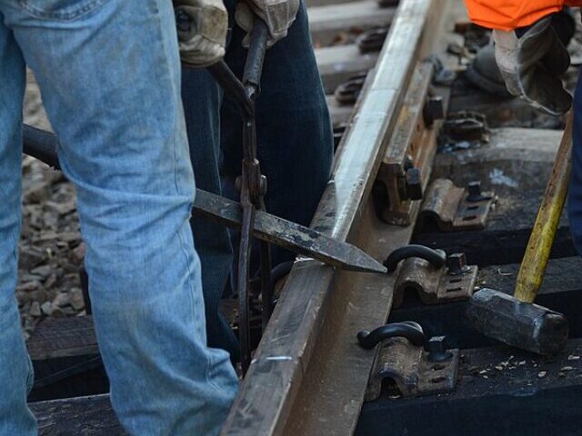 Metro-North Railroad crews at work , Photo Source; MTA newyork (CC BY 2.0)