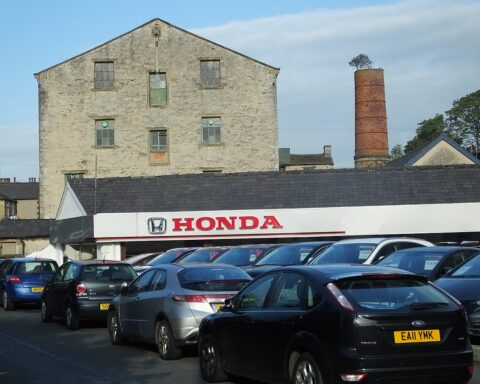 Cars infront of honda showroom , Photo Source: Rochester (CC BY-SA 3.0)