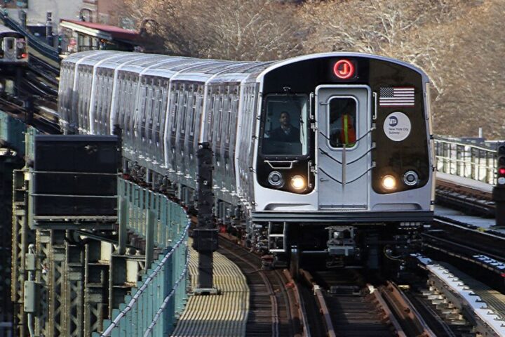 Subway train on the line. Photo Source - Mtattrain (CC BY-SA 4.0)