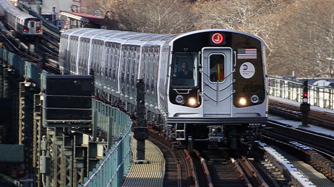 Subway train on the line. Photo Source - Mtattrain (CC BY-SA 4.0)