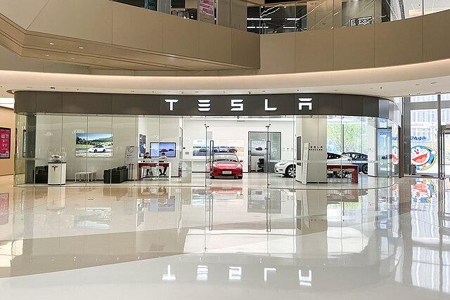 Tesla Showroom.Photo Source: Windmemories (CC BY-SA 4.0)