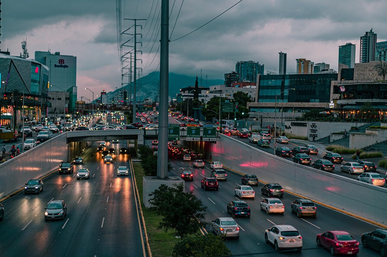 Representative image Highway traffic at dusk with car lights streaking. Photo Source: Cristhian_Adame_P (Pixabay).