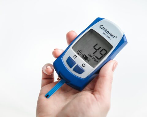 Representative image, A hand holds a blue and white "Satelit Express" glucose meter displaying a reading of "4.9 mmol/L". Photo Source: Pixabay.com.