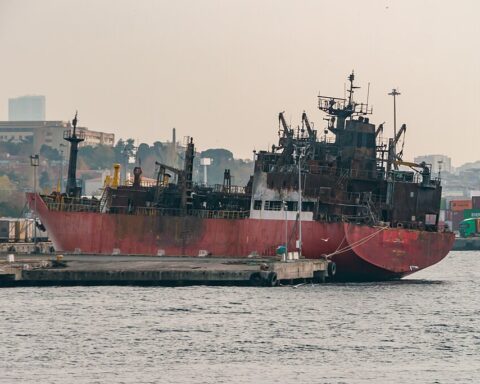 Shipwreck in the port of Haydarpaşa, Photo Source: Matti Blume (CC BY-SA 4.0).