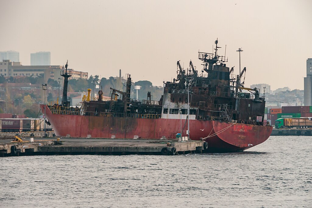 Shipwreck in the port of Haydarpaşa, Photo Source: Matti Blume (CC BY-SA 4.0).