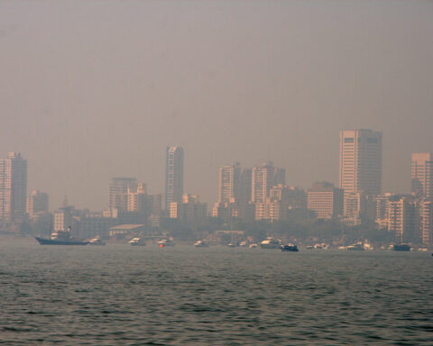 Representative Image. A bustling urban setting under a hazy atmosphere, due to pollution or fog. Photo Source - Christian Haugen (CC BY 2.0)