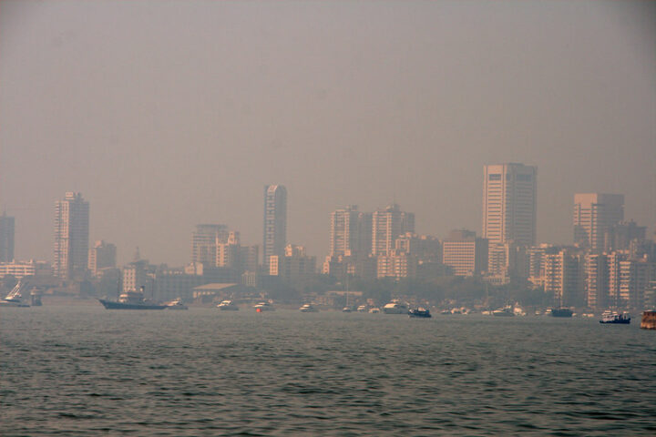 Representative Image. A bustling urban setting under a hazy atmosphere, due to pollution or fog. Photo Source - Christian Haugen (CC BY 2.0)