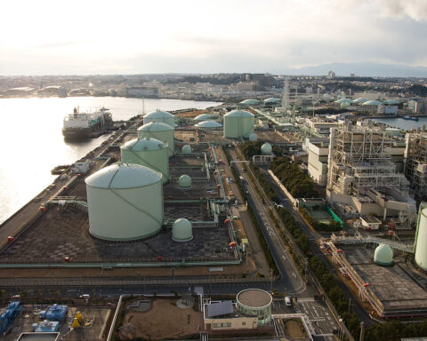 Representative Image: An industrial port facility with large storage tanks, pipelines, and processing units, related to liquefied natural gas (LNG) or petrochemical storage. Photo Source: Σ64 (CC BY 3.0)