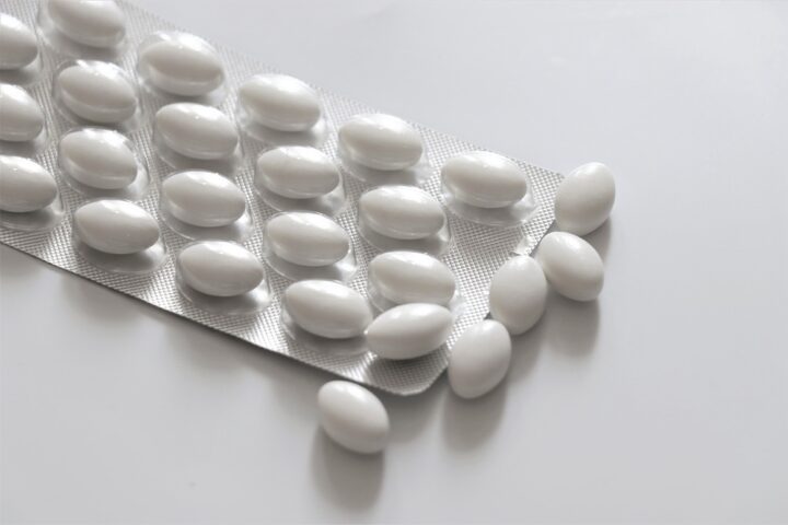 A pack containing white, oval-shaped pills. Photo Source: Olga1205 (pixabay.com)