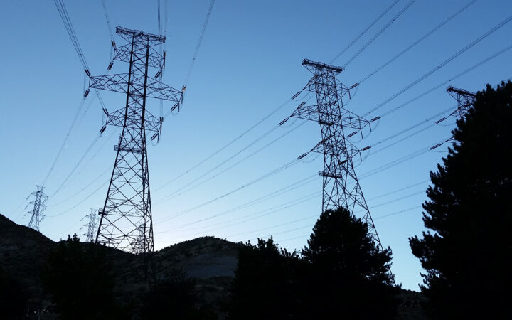 500 kV three-phase AC transmission lines at Grand Coulee Dam, Washington, Photo Source: Varistor60 (CC BY-SA 4.0)