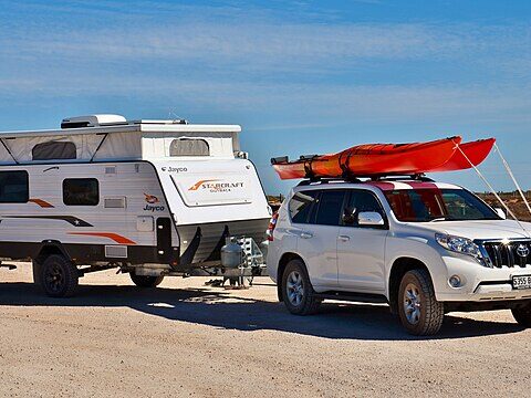 Representative Image. A Toyota Land Cruiser Prado with a Jayco Starcraft fold-down trailer, parked at one of the Bunda cliffs lookouts, on the Eyre Highway, Nullarbor Plain, South Australia. Photo Source: Bahnfrend (CC BY-SA 4.0)