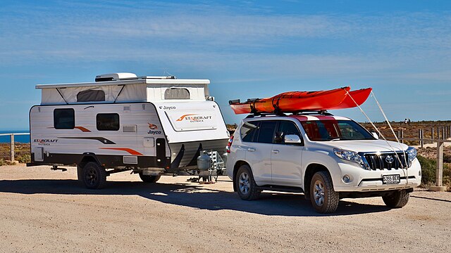 Representative Image. A Toyota Land Cruiser Prado with a Jayco Starcraft fold-down trailer, parked at one of the Bunda cliffs lookouts, on the Eyre Highway, Nullarbor Plain, South Australia. Photo Source: Bahnfrend (CC BY-SA 4.0)