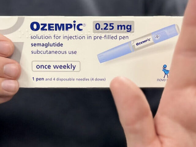 A person holding a box of Ozempic (semaglutide) 0.25 mg, which is a medication for subcutaneous use in a pre-filled pen. The packaging states that it is used once weekly and includes one pen and four disposable needles (4 doses). Photo Source: Flickr- Chemist4U (CC BY-SA 2.0)